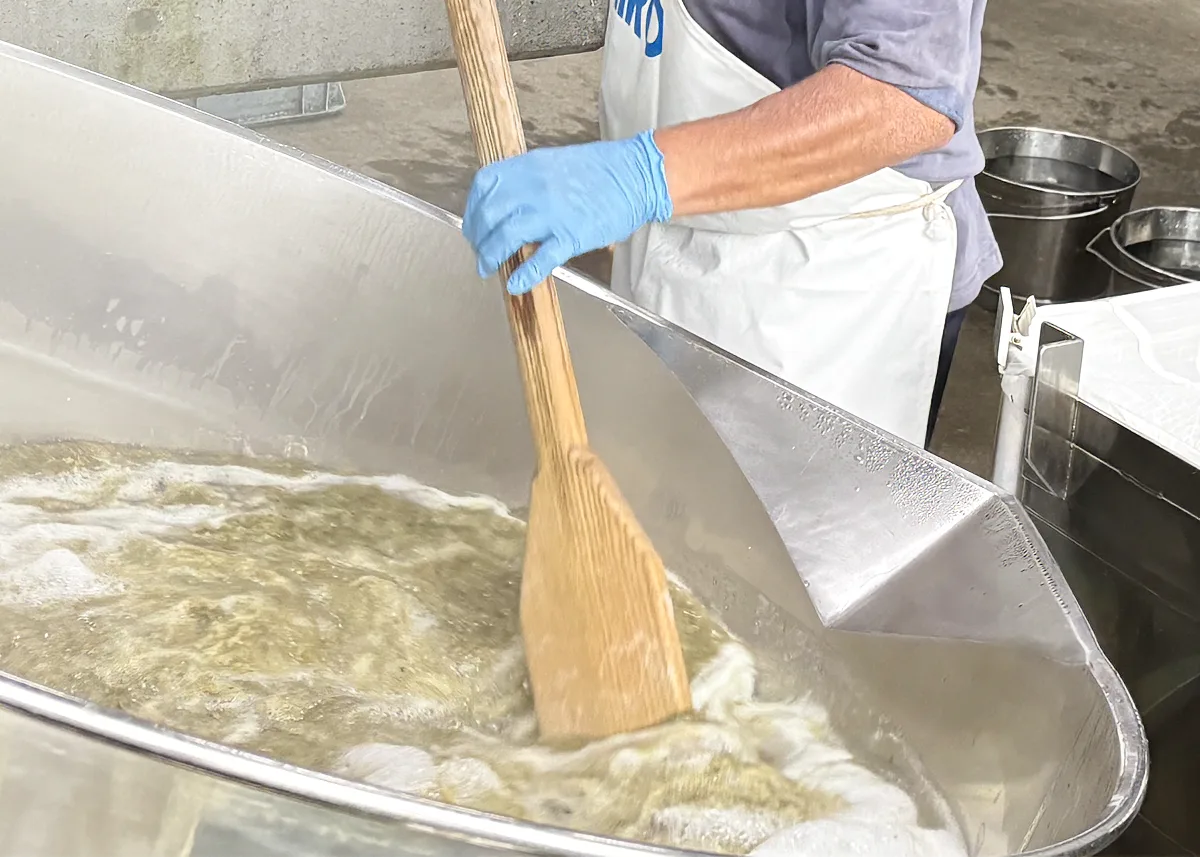工場での炊き作業