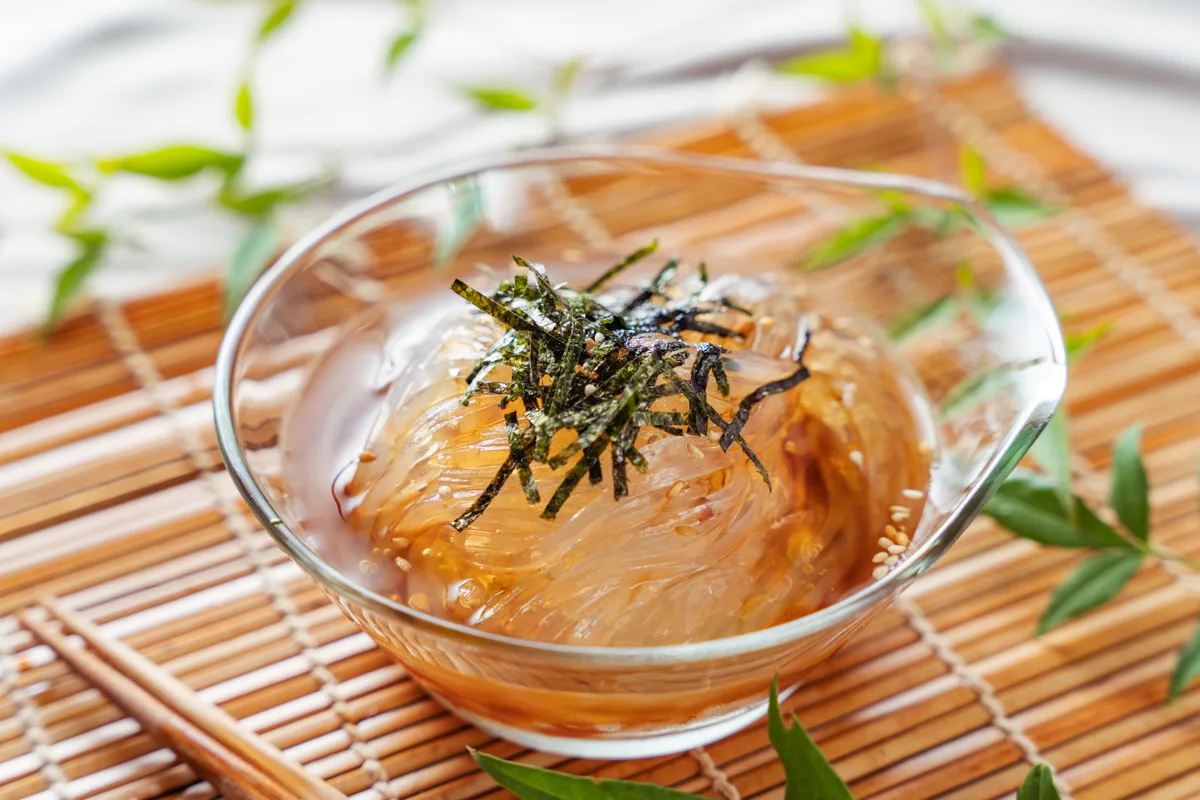 酢醤油のところてん。刻み海苔をのせて